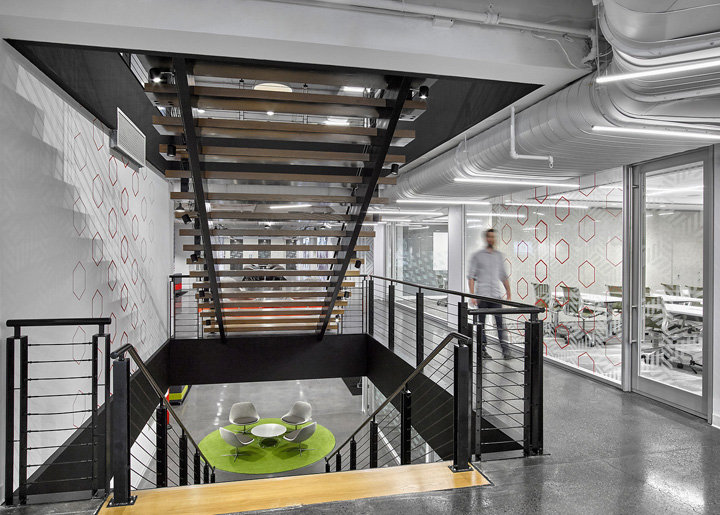 唯美工業(yè)風(fēng) 美國(guó)零售商Foot Locker紐約總部設(shè)計(jì)欣賞