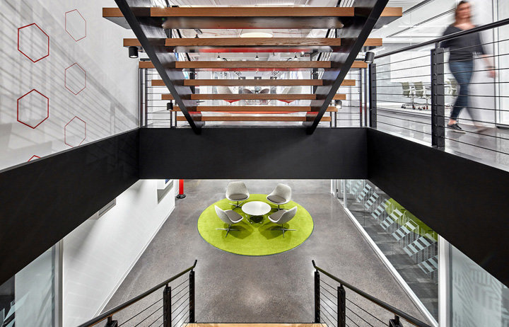 唯美工業(yè)風(fēng) 美國(guó)零售商Foot Locker紐約總部設(shè)計(jì)欣賞